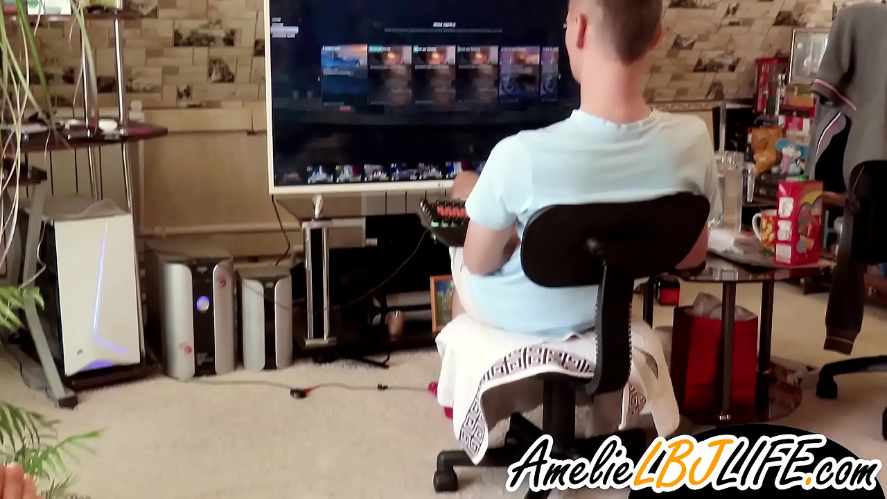 Девојка мастурбира секс играчком да би дечко играо компјутерске игрице