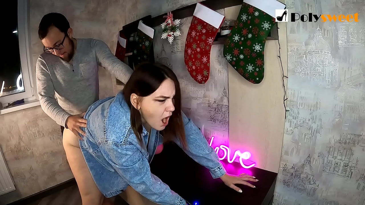 Момак је уживао у јебању лепе девојке са репом у дупету својим устима и курцем