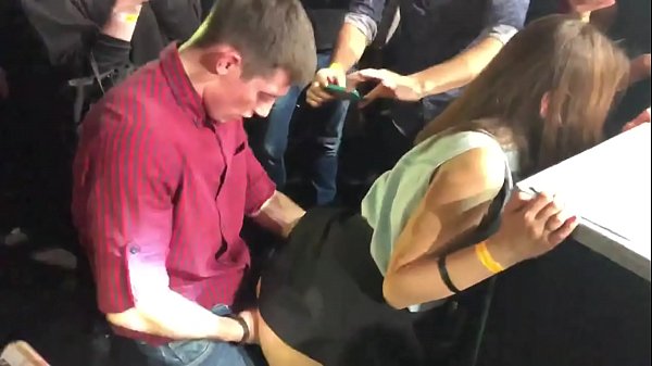 Прави секс у руском ноћном клубу. 18-годишња Рускиња у анусу и вагини јебана у ноћном клубу