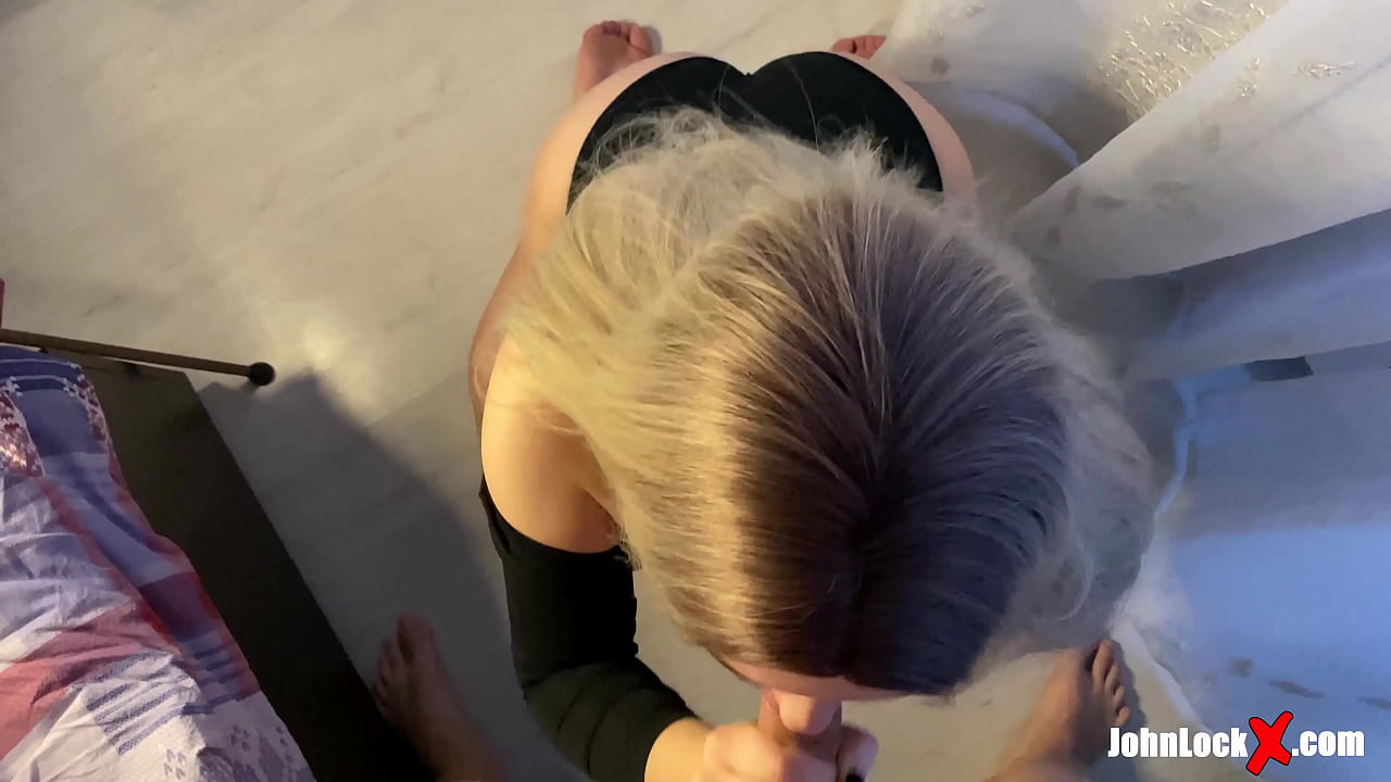 Црвенокоса сише курац и зајебава се, добија сперму на њеном дупету